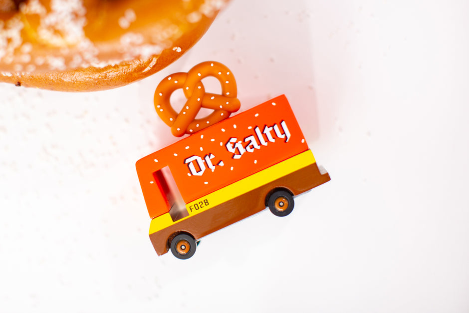 Candycar Pretzel Van – Dr. Salty – Duurzame Houten Speelgoed auto