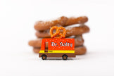 Candycar Pretzel Van – Dr. Salty – Duurzame Houten Speelgoed auto