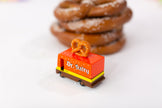 Candycar Pretzel Van – Dr. Salty – Duurzame Houten Speelgoed auto