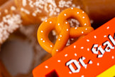Candycar Pretzel Van – Dr. Salty – Duurzame Houten Speelgoed auto